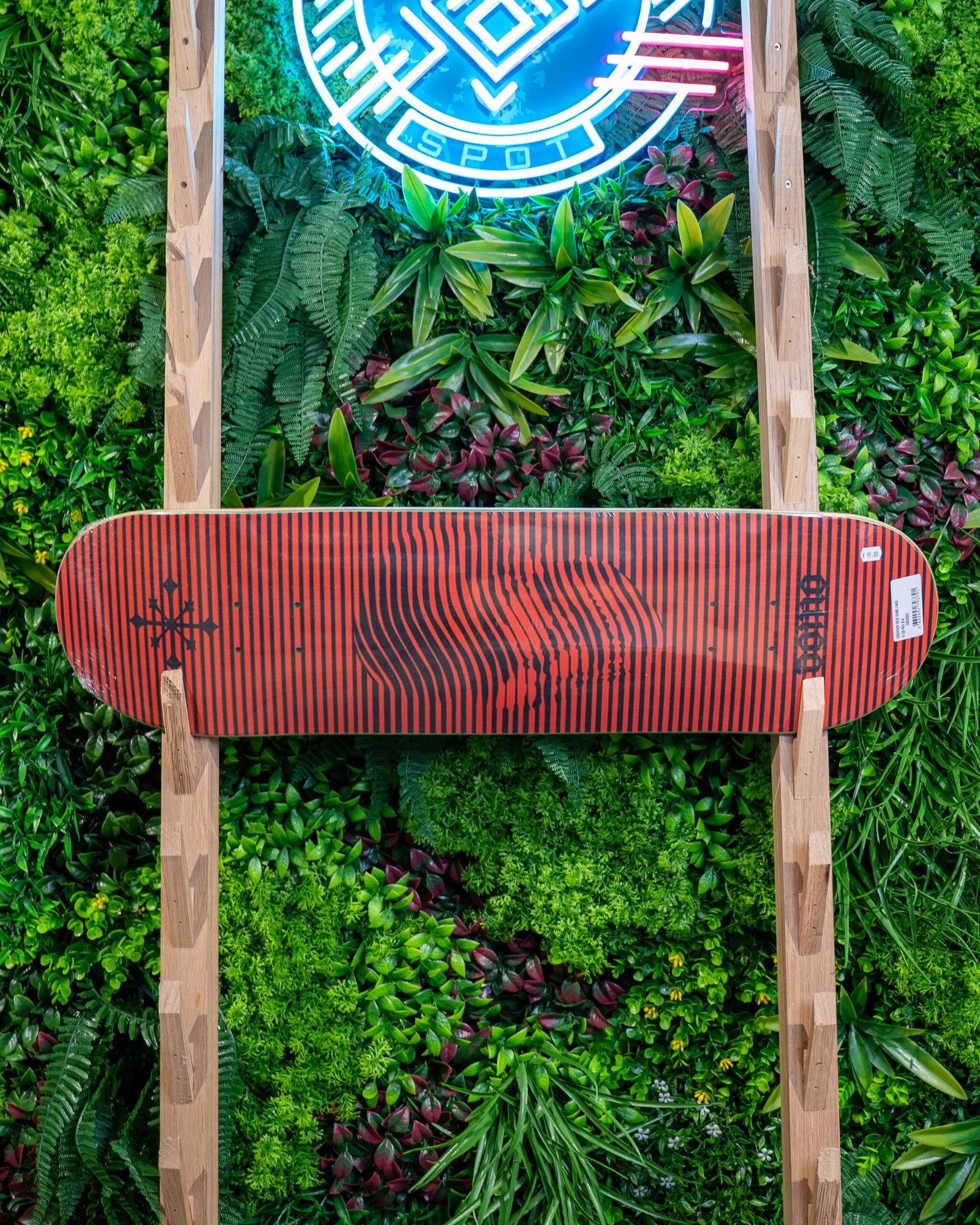 DISORDER DECK DOMO LINES 8.125 RED BLK