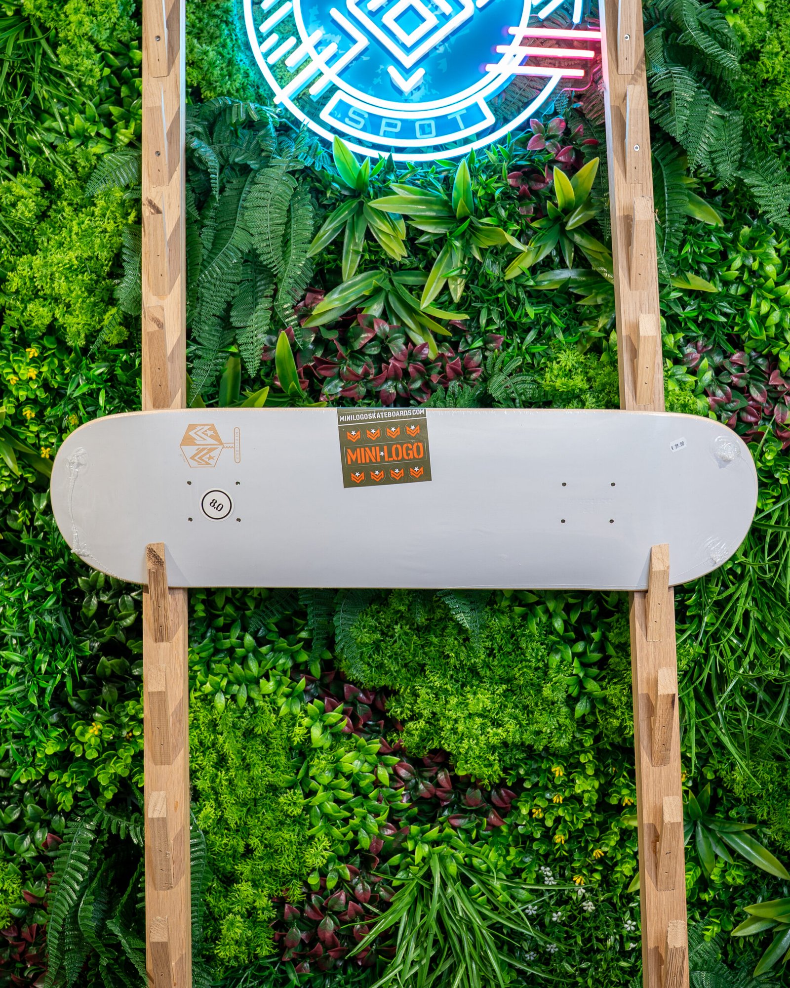 MINI LOGO DECK CHEVRON DETONATOR SOLID WHITE 8.0 X 31.45